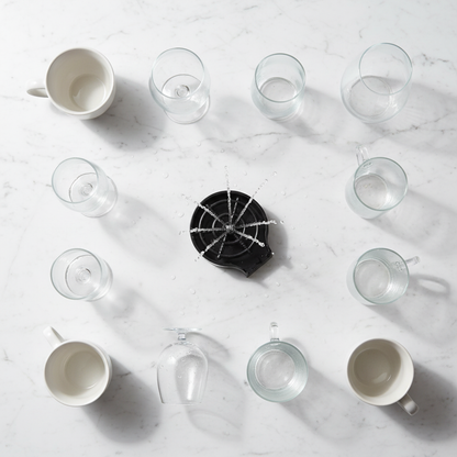 Flat lay con vasos, copas y pocillos limpios